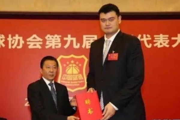 姚明什么时候担任的篮协主席?